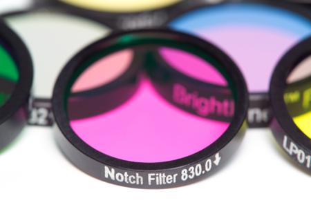 NF03-808E-25 - Однополосный блокирующий фильтр 808 нм серии StopLine®